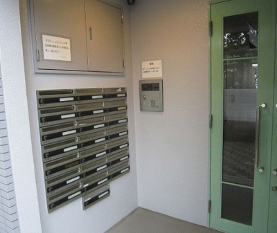 【エントランス】 | エバーグリーン | 清潔なエントランスです