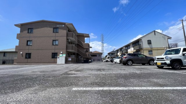 ソレイユＭの駐車場