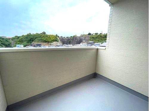 下伊敷3丁目　モデルハウス分譲のバルコニー|ゆとりのあるバルコニーはでは洗濯物や布団もたっぷり干せます。