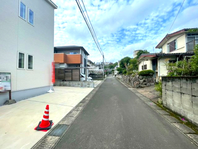 下伊敷3丁目　モデルハウス分譲の前面道路含む現地写真|閑静な住宅街の一画。