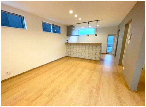 下伊敷3丁目　モデルハウス分譲の居間・リビング|18.7帖のゆとりのあるLDKです。家具の配置もしやすく家族みんなでゆったり過ごすことができます。