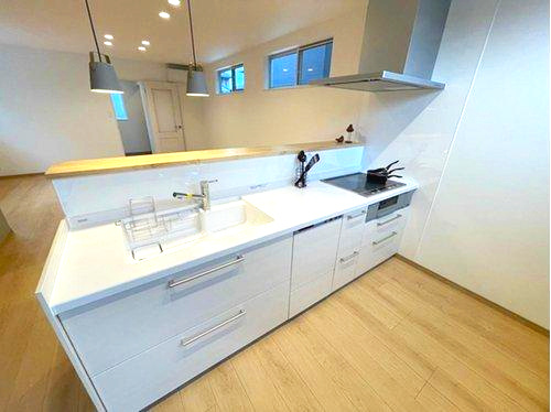 下伊敷3丁目　モデルハウス分譲のキッチン|リビングを見渡せる対面式システムキッチン。家事の時間短縮もできる食器洗浄乾燥機付♪