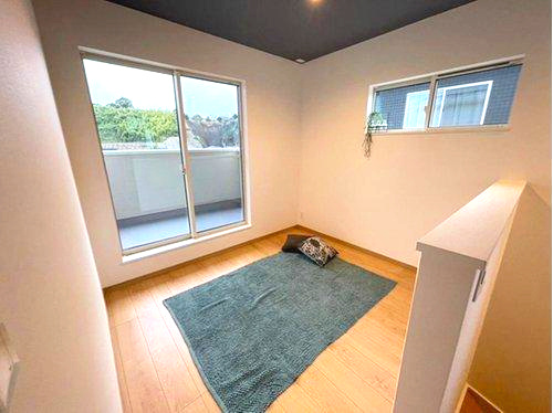 下伊敷3丁目　モデルハウス分譲の居間・リビング|バルコニーへ出入りできる2階のファミリーリビングです。