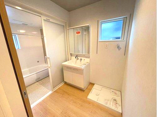 下伊敷3丁目　モデルハウス分譲の洗面所|三面鏡洗面化粧台のある洗面脱衣所です。