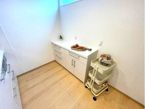 下伊敷3丁目　モデルハウス分譲のキッチン|キッチンにはカップボードがついており、食器や家電製品もすっきり収納できます。