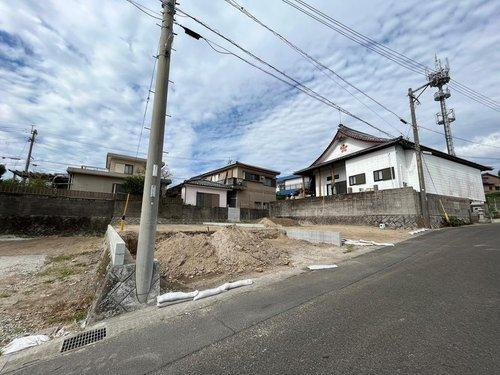 東坂元1丁目　売地の前面道路含む現地写真|前面道路は幅が広く、目の前には建物もないので開放感があります。