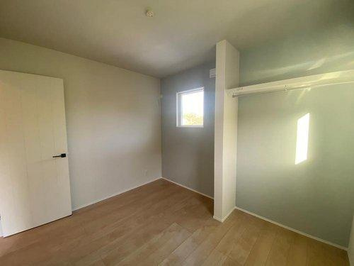 西坂元町　モデルハウス分譲の洋室|収納スペースもあり、洋服をかけられます。