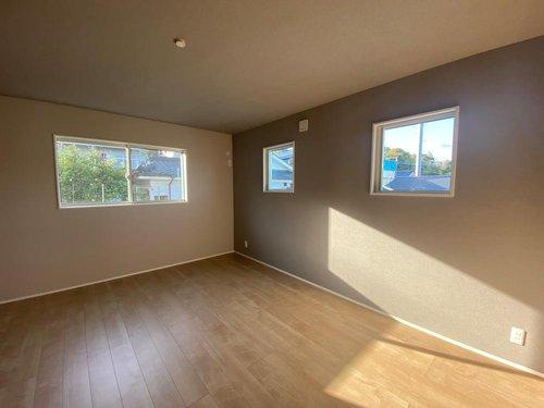 西坂元町　モデルハウス分譲の洋室|窓が多い9.5帖の主寝室です。明るくとても開放的です。