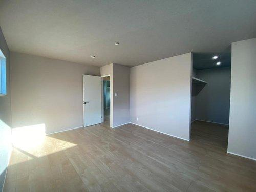 西坂元町　モデルハウス分譲の洋室|大きなベッドを配置しても充分な広さです。