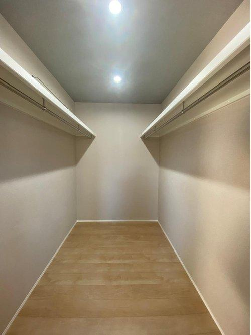 西坂元町　モデルハウス分譲の収納|主寝室には3帖分のウォークインクローゼットがあり、たっぷり収納できます。