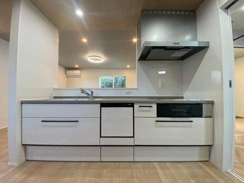 西坂元町　モデルハウス分譲のキッチン|食器洗浄乾燥機付のシステムキッチンです。IHクッキングヒーターなので火の元安心。