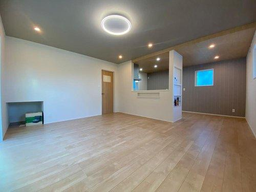 西坂元町　モデルハウス分譲の居間・リビング|17.5帖のLDKは家族と育む憩いの空間です。家具を配置しても充分の広さです。