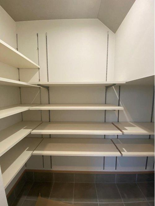 西坂元町　モデルハウス分譲の収納|階段下を活用したシューズクロークは可動棚で高さを調整できます。