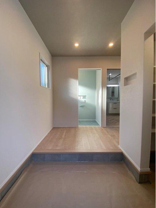 西坂元町　モデルハウス分譲の玄関|ゆとりのある玄関スペースです。