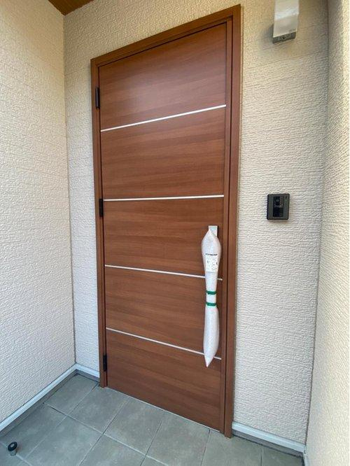 西坂元町　モデルハウス分譲の玄関|温かみのあるおしゃれな玄関ドアです。
タッチキー機能付き。