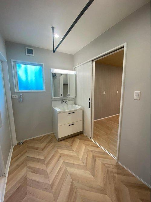 西坂元町　モデルハウス分譲の洗面所|3帖の洗面脱衣所は洗濯物を干すことができます。