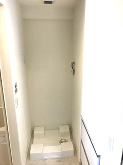 【展望】 | 洗面所内、シャンプードレッサー横にある室内洗濯機置き場です♪防水パンが付いているので万が一の漏水にも安心です！