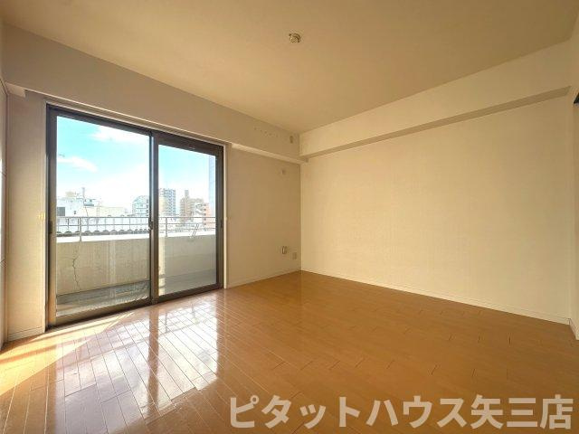 幸町シュンレジデンスの居間・リビング|こちらの居間で趣味の時間をお楽しみください