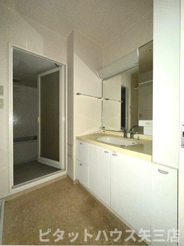 幸町シュンレジデンスの洗面所|明るい洗面所です