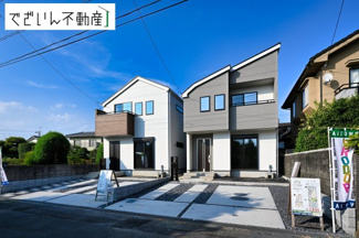 【外観】 | ≪2号棟≫流行に左右されず、将来にわたって価値が継続する「上質」な佇まい。おしゃれな雰囲気や自然の潤い、親しみやすさといった個性を、街に新たな価値をもたらし続けます。
現地(2025年8月撮影)