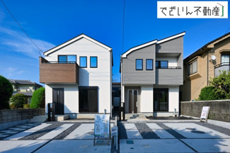 【外観】 | ≪2号棟≫駐車並列2台可能な駐車スペース。前面道路は5.9ｍあり、駐車が苦手な方もラクラク駐車できます。
現地(2025年8月撮影)