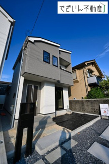 【外観】 | ≪2号棟≫流行に左右されず、将来にわたって価値が継続する「上質」な佇まい。おしゃれな雰囲気や自然の潤い、親しみやすさといった個性を、街に新たな価値をもたらし続けます。
現地(2025年8月撮影)