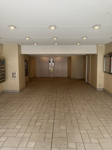 山科音羽マンションA棟のエントランス|エレベータ２基あり　お部屋はエレベーター停止階です