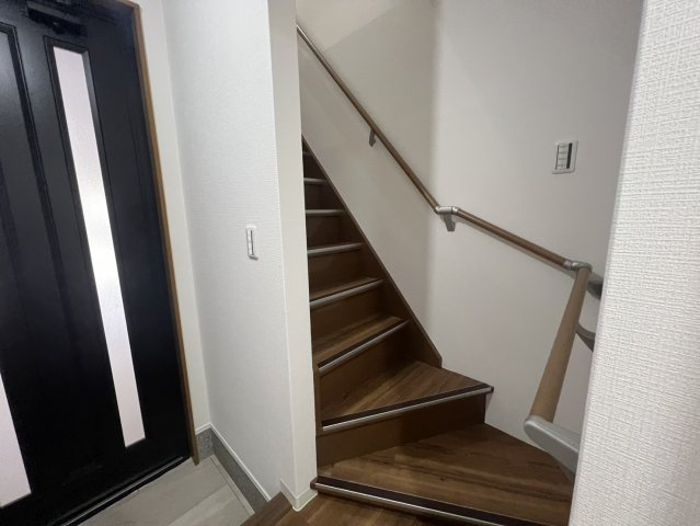 中野新町中古戸建の内装|２階へと続く階段です。