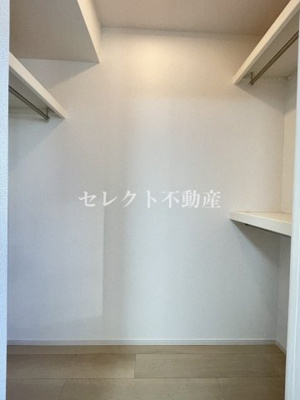 【収納】 | ベル・シャンス　Ⅱ | 【ベル・シャンス　Ⅱ】ウォークインクローゼットで床がフラットなのでキャスター付きボックスが利用できて衣替えも簡単です。