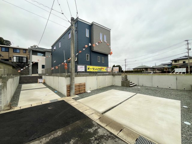 福津市あけぼの2期　1号棟の前面道路含む現地写真