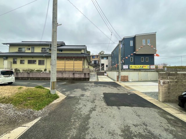 福津市あけぼの2期　1号棟の前面道路含む現地写真