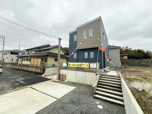 福津市あけぼの2期　1号棟の前面道路含む現地写真