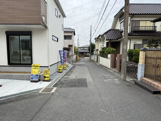 柏市光ヶ丘４丁目新築戸建【酒井根東小学校：5分】の前面道路含む現地写真|東側前面道路・幅員約5ｍ