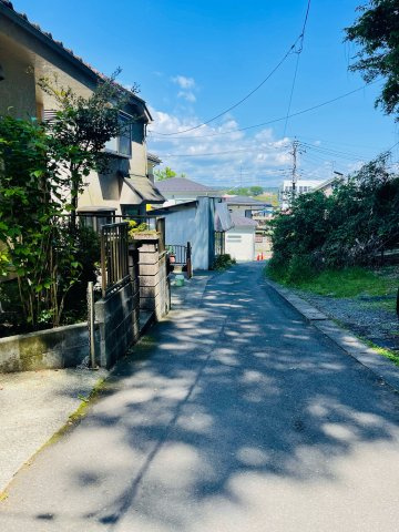 あきる野市牛沼　中古戸建の前面道路含む現地写真