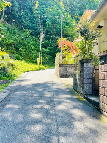 あきる野市牛沼　中古戸建の前面道路含む現地写真