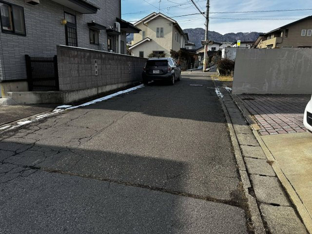 屋敷田　中古戸建の前面道路含む現地写真