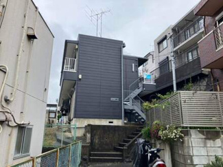 【外観】 | 南武線「津田山」駅まで徒歩1分！便利な立地の2階建てマンションです♪通勤通学はもちろん、お買い物やお出かけにもGood☆