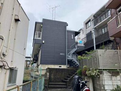 【外観】 | ベルメゾン津田山 | 南武線「津田山」駅まで徒歩1分！便利な立地の2階建てマンションです♪通勤通学はもちろん、お買い物やお出かけにもGood☆