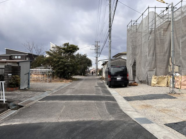 高浜第40小池町　新築分譲住宅　2号棟の前面道路含む現地写真