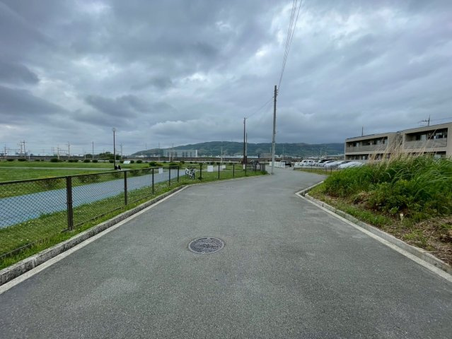 枚方市楠葉中之芝二丁目の前面道路含む現地写真