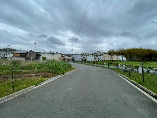 枚方市楠葉中之芝二丁目の前面道路含む現地写真