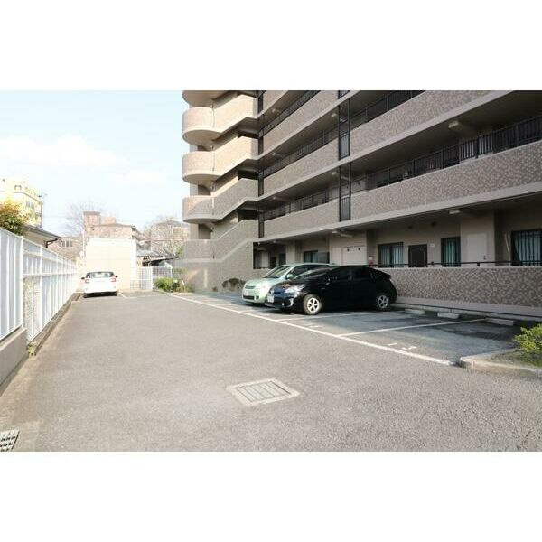 ローレルフラッツの駐車場