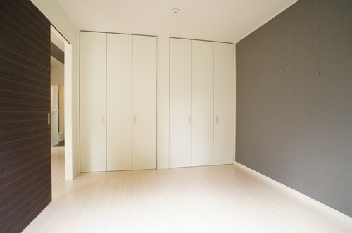 ドルチェヴィータの居間・リビング|洋室も陽の光りがたくさん入って気持ちいいです♪