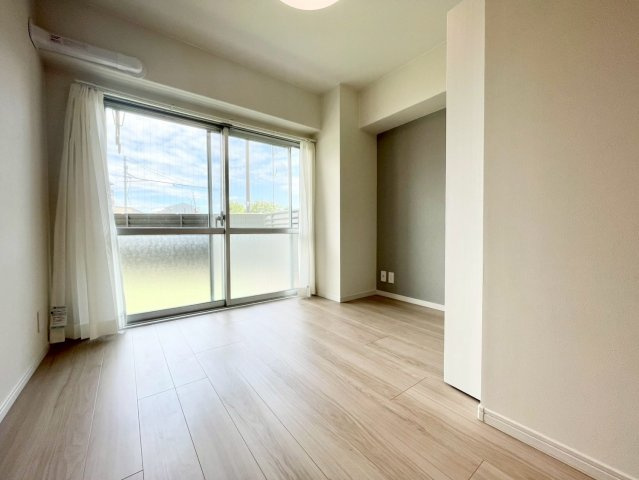 ライオンズマンション井荻第2の洋室|大きな窓からたっぷりと陽光が注がれる明るい居室。一日の疲れを癒し、時を忘れて過ごせる空間です！

ご内見希望・資料請求などお気軽にお問い合わせ下さい！
03-5990-5201