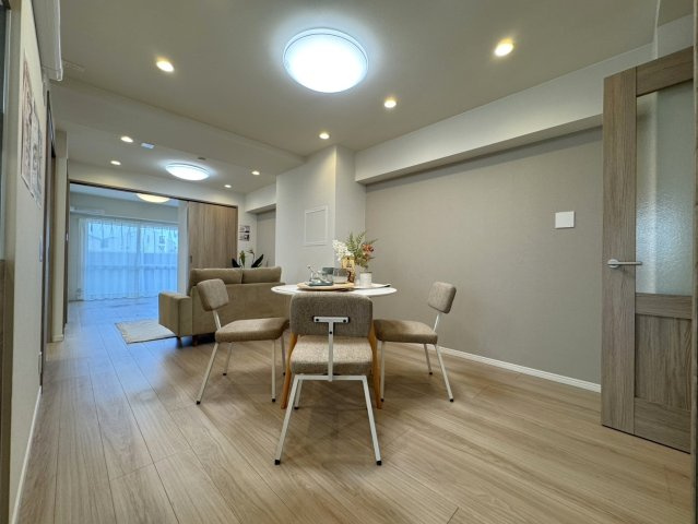 ライオンズマンション井荻第2の居間・リビング|間仕切り設置により広々リビングとしてお使い頂けます。

ご内見希望・資料請求などお気軽にお問い合わせ下さい！
03-5990-5201