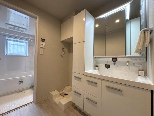 ライオンズマンション井荻第2の洗面所|洗面室には収納付き！バスタオルや洗剤を入れたり、使い方はアイデア次第。

ご内見希望・資料請求などお気軽にお問い合わせ下さい！
03-5990-5201