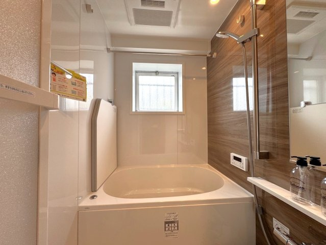 ライオンズマンション井荻第2の浴室|浴室には窓があり、心地良い風が入ります！

ご内見希望・資料請求などお気軽にお問い合わせ下さい！
03-5990-5201