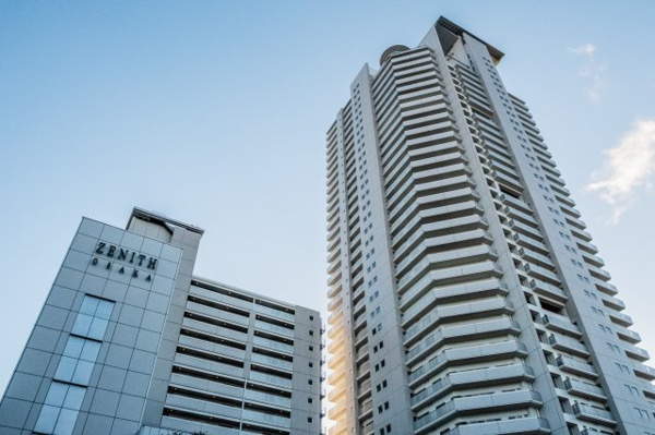 【外観】 | 【外観】ジーニス大阪はWEST棟とEAST棟の2棟で構成されております。白を基調とした美しい外観！