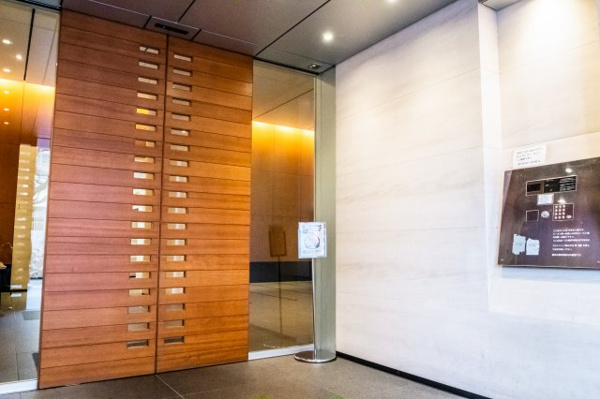 【エントランス】 | 【風除室】※WEST棟のエントランス写真。もちろんオートロックです！強固なセキュリティで安心！