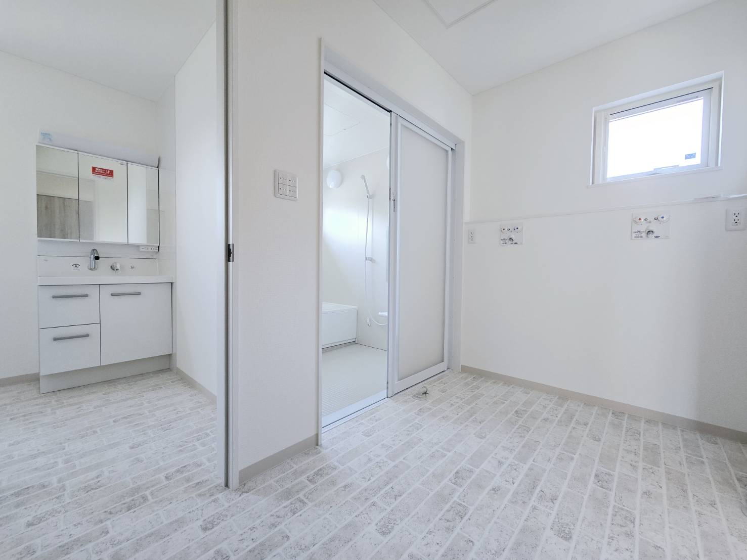 八戸市大字白銀町字白浜道　令和4年築未入居物件の脱衣所